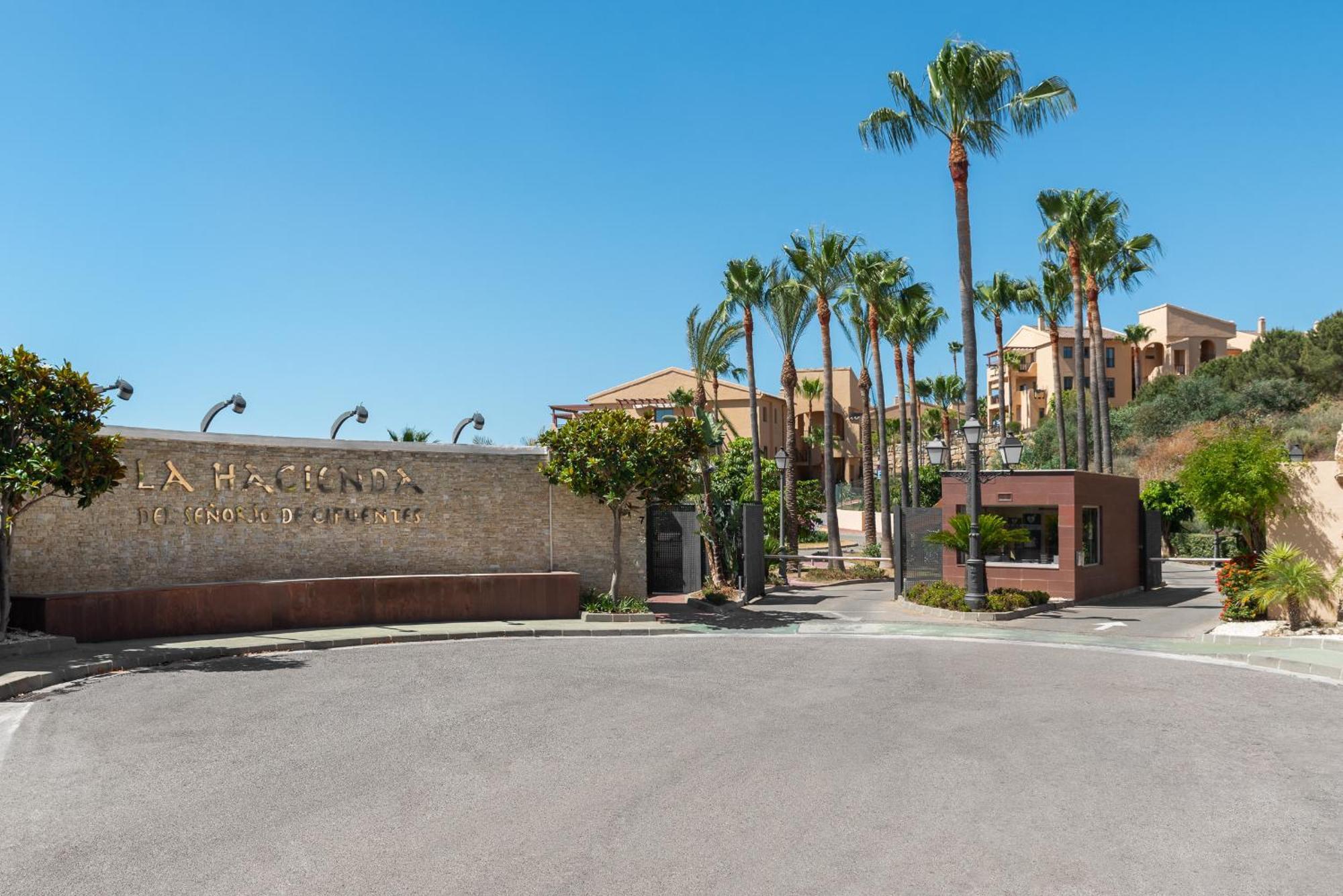 Large 3-Bedroom Nestled In Golf Paradise Estepona Exterior photo