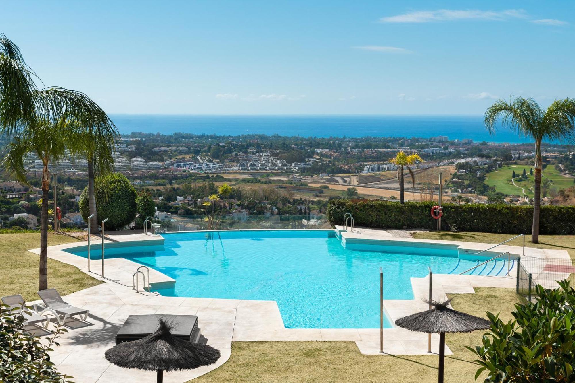 Large 3-Bedroom Nestled In Golf Paradise Estepona Exterior photo