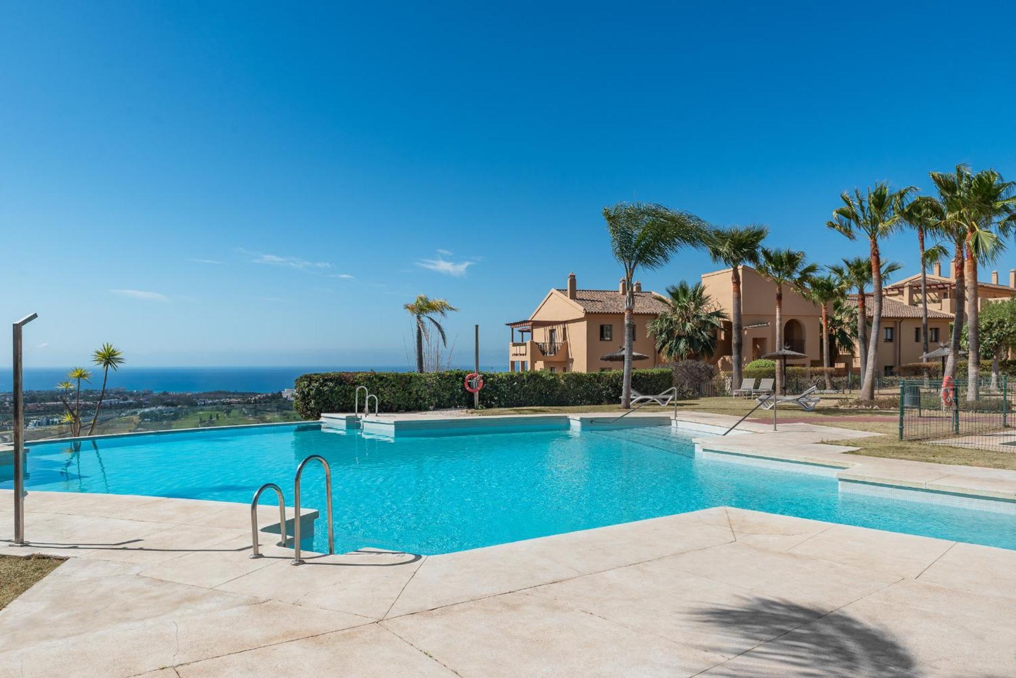 Large 3-Bedroom Nestled In Golf Paradise Estepona Exterior photo