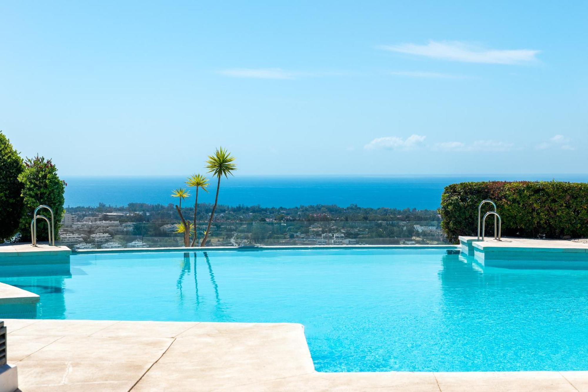 Large 3-Bedroom Nestled In Golf Paradise Estepona Exterior photo