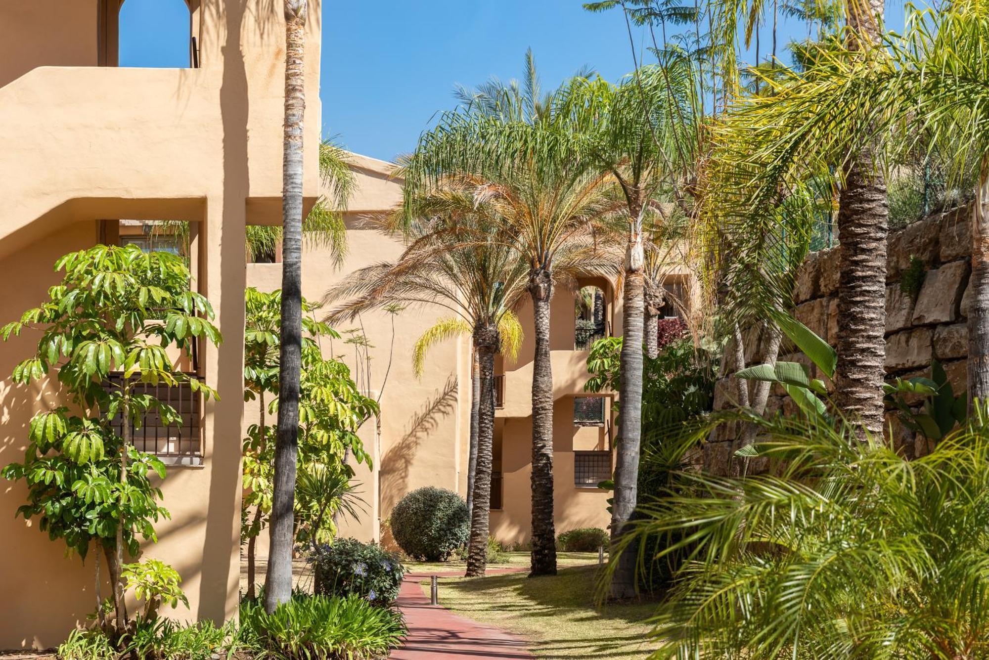 Large 3-Bedroom Nestled In Golf Paradise Estepona Exterior photo